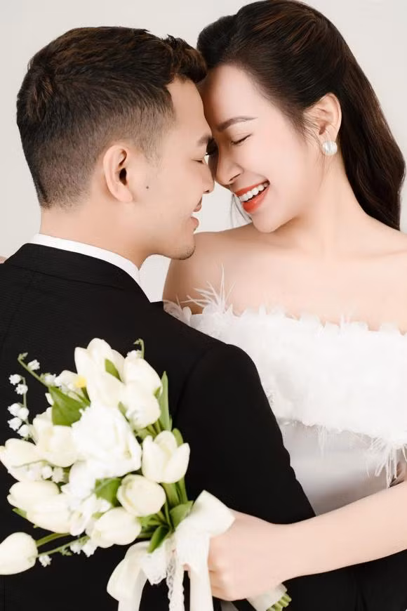 Khi trở về Việt Nam, cả hai chính thức hẹn hò và quyết định tiến tới hôn nhân. Đôi trẻ đã tổ chức lễ cưới tại quê nhà Quảng Trị vào ngày 29/2.