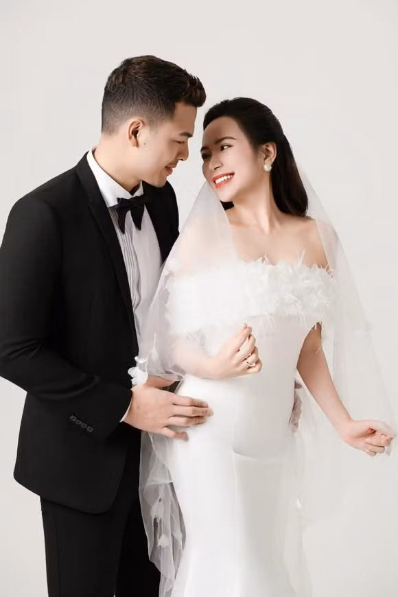 Kim Oanh he lo danh tinh chong, hoa ra la sieu mau noi tieng