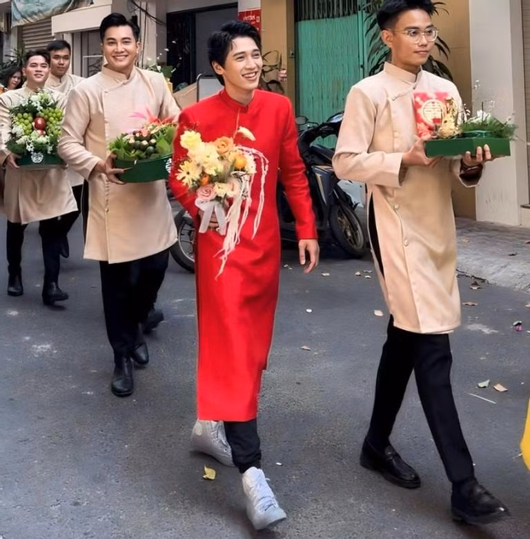 Ngày 25/1, MC Kiều Ngân - Hoa hậu Việt Nam Toàn cầu tại Mỹ 2015, người từng đoạt giải Én Vàng 2017 cùng ông xã - ca sĩ Tronie Ngô (cựu thành viên nhóm nhạc 365) - tổ chức lễ tân hôn tại nhà riêng ở TP.HCM.