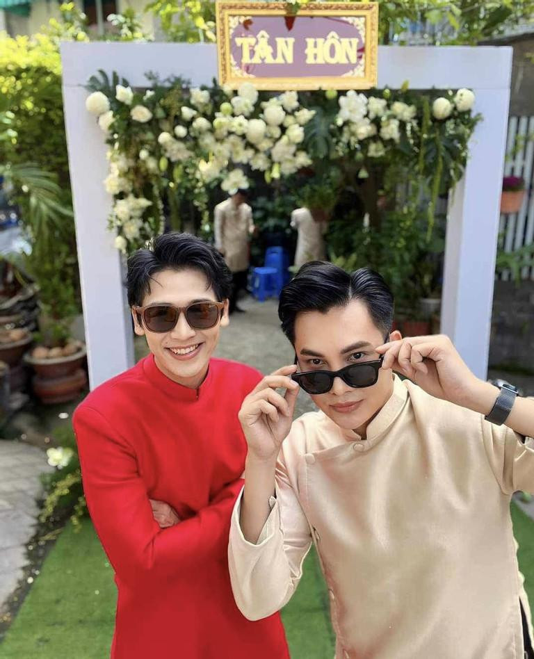 hú rể Tronie Ngô tạo dáng chụp hình bên MC Lê Nguyên Bảo. Anh bày tỏ sự hạnh phúc, vui mừng khi về chung một nhà với bà xã Kiều Ngân. Sau 7 năm yêu, nữ MC mong muốn lễ cưới diễn ra đơn giản, ấm cúng.