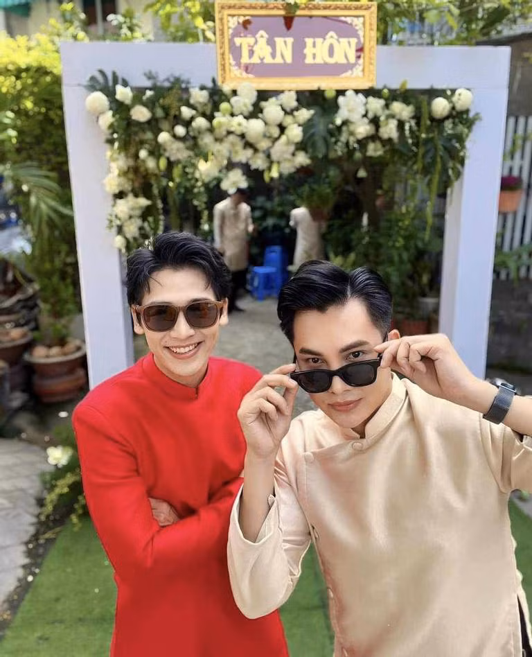 Chú rể Tronie Ngô tạo dáng chụp hình bên MC Lê Nguyên Bảo. Anh bày tỏ sự hạnh phúc, vui mừng khi về chung một nhà với bà xã Kiều Ngân. Sau 7 năm yêu, nữ MC mong muốn lễ cưới diễn ra đơn giản, ấm cúng.