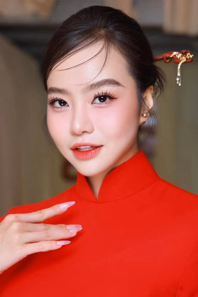 Với Kiều Ngân, gia đình và sức khỏe là điều quan trọng nhất. Mỹ nhân nhớ lúc được sống gần và "nhõng nhẽo" ba mẹ. Trải qua thời gian sóng gió, nữ MC hiện đã tìm được cảm giác bình an, tin tưởng bên "nửa kia".