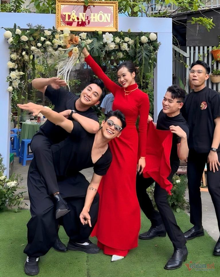 Bạn bè thân thiết đến chung vui và góp mặt trong dàn phụ dâu, rể: Á quân The Face Tôn Tuấn Kiệt, DV - MC Lê Nguyên Bảo, MC Việt Trung, MC Phong Linh,...