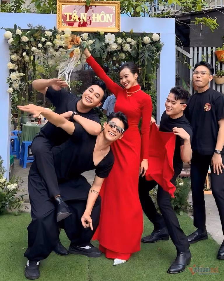 Bạn bè thân thiết đến chung vui và góp mặt trong dàn phụ dâu, rể: Á quân The Face Tôn Tuấn Kiệt, DV - MC Lê Nguyên Bảo, MC Việt Trung, MC Phong Linh,...