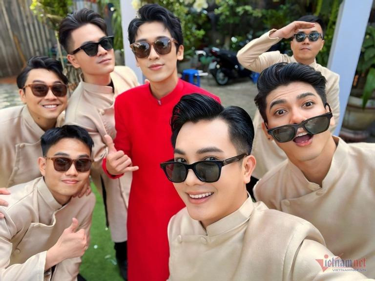 ội bê tráp nhà trai diện áo dài cách tân màu be lịch lãm bảnh bao.