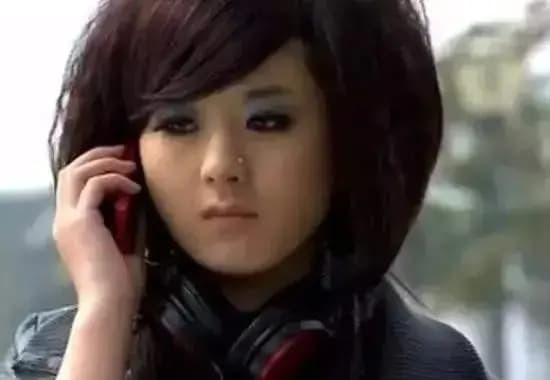 Tuy nhiên, tạo hình vai diễn An An trong "Chuyện hẹn hò" thực sự đã phá hỏng cách nhìn của nhiều khán giả về vẻ đẹp ngây thơ của Triệu Lệ Dĩnh. Có lẽ đây cũng chính là bức ảnh mà Triệu Lệ Dĩnh muốn xóa nhất dù ngay cả trong giấc mơ của mình.