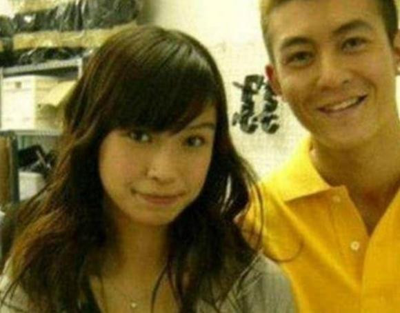 Đầu tiên là ảnh của Angelababy và Trần Quán Hy. Từ bức ảnh có thể thấy Angelababy lúc đó không được đẹp cho lắm, có thể là do cô đang chỉnh răng. vẻ ngoài của Angelababy trông không còn thanh thoát gợi cảm như bây giờ nữa. Khi đứng cạnh Trần Quán Hy, rõ ràng ngoại hình của Angelababy không thu hút được sự chú ý của mọi người như hiện tại. Đây có lẽ là lý do khiến mọi người không nghĩ Angelababy có liên quan đến vụ bê bối lộ ảnh nhạy cảm của Trần Quán Hy với loạt sao nữ.