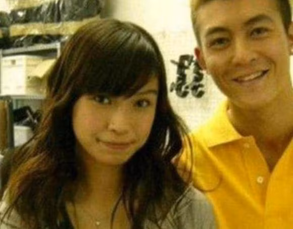 Đầu tiên là ảnh của Angelababy và Trần Quán Hy. Từ bức ảnh có thể thấy Angelababy lúc đó không được đẹp cho lắm, có thể là do cô đang chỉnh răng. vẻ ngoài của Angelababy trông không còn thanh thoát gợi cảm như bây giờ nữa. Khi đứng cạnh Trần Quán Hy, rõ ràng ngoại hình của Angelababy không thu hút được sự chú ý của mọi người như hiện tại. Đây có lẽ là lý do khiến mọi người không nghĩ Angelababy có liên quan đến vụ bê bối lộ ảnh nhạy cảm của Trần Quán Hy với loạt sao nữ.