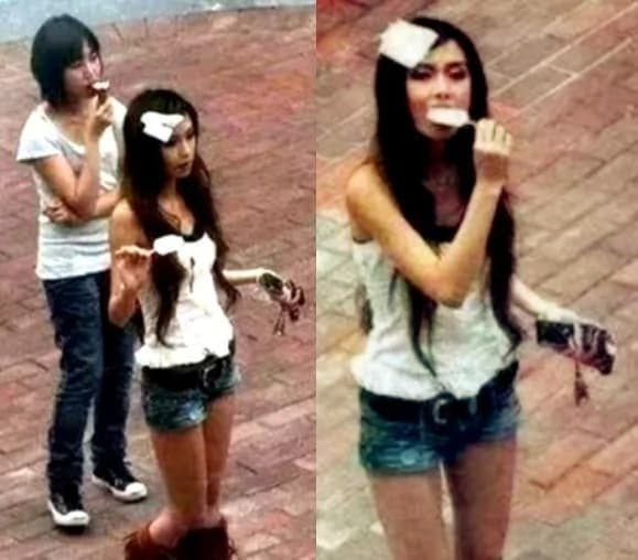 Bức ảnh thứ hai là khi Angelababy ở Nhật Bản, cô ấy ăn mặc như một cô gái "bán hoa", trang điểm đậm và mặc váy siêu ngắn, vừa đi vừa ăn kem. Nhiều người không thể nhận ra Angelababy là ngôi sao nếu họ gặp ngoài đường với bộ dạng như thế này.