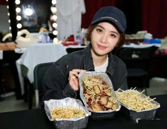 Ngoài giọng hát tốt, mỹ nhân Hoa ngữ này có vũ đạo đẹp mắt và quyến rũ đã làm mê hoặc vô số khán giả.