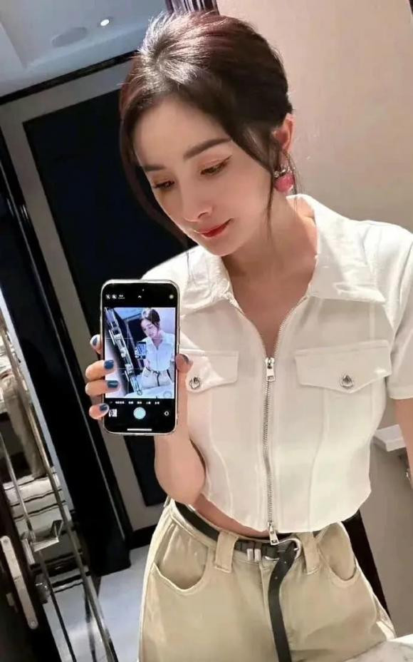  3. Dương Mịch: Nhan sắc của Dương Mịch luôn là chủ đề gây tranh cãi. Đặc biệt là những bức ảnh thời trẻ của cô và hiện tại khiến không ít người hoài nghi về việc nữ diễn viên từng phẫu thuật thẩm mỹ.