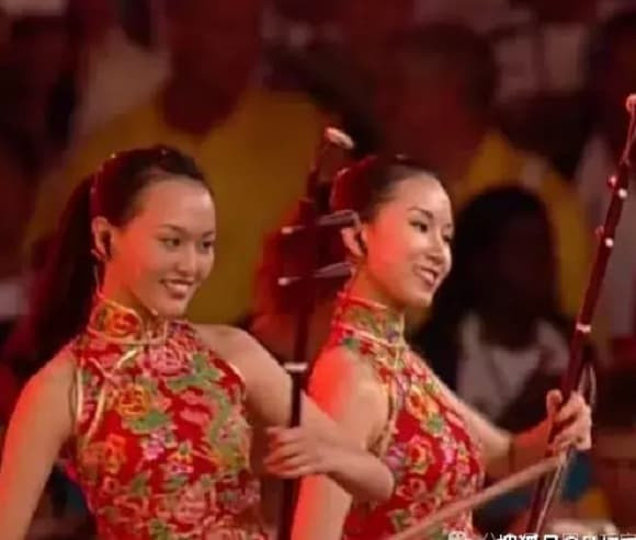 Đường Yên lúc đó vẫn còn là một cô gái, gương mặt rất thuần khiết nhưng làn da đen nhẻm.