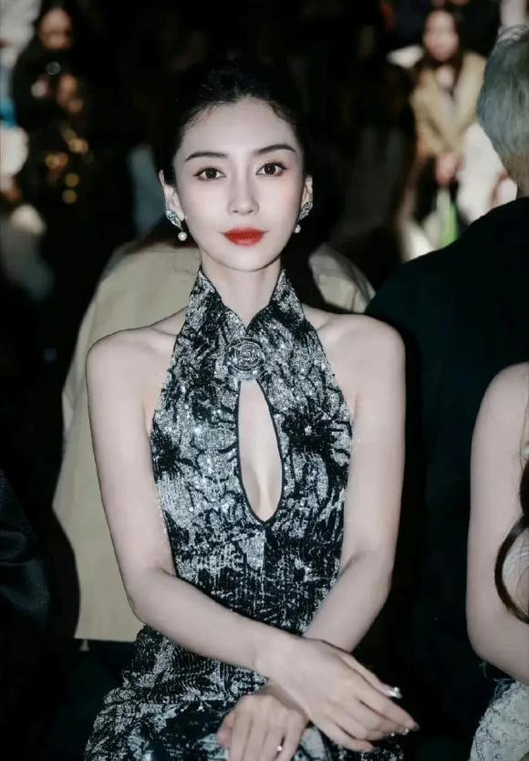 Khi đó, Angelababy đã bị ống kính thợ săn ảnh ghi lại rất nhiều về đời thường. Nữ diễn viên cũng có những bức ảnh cũ mà cô muốn xóa nhất.