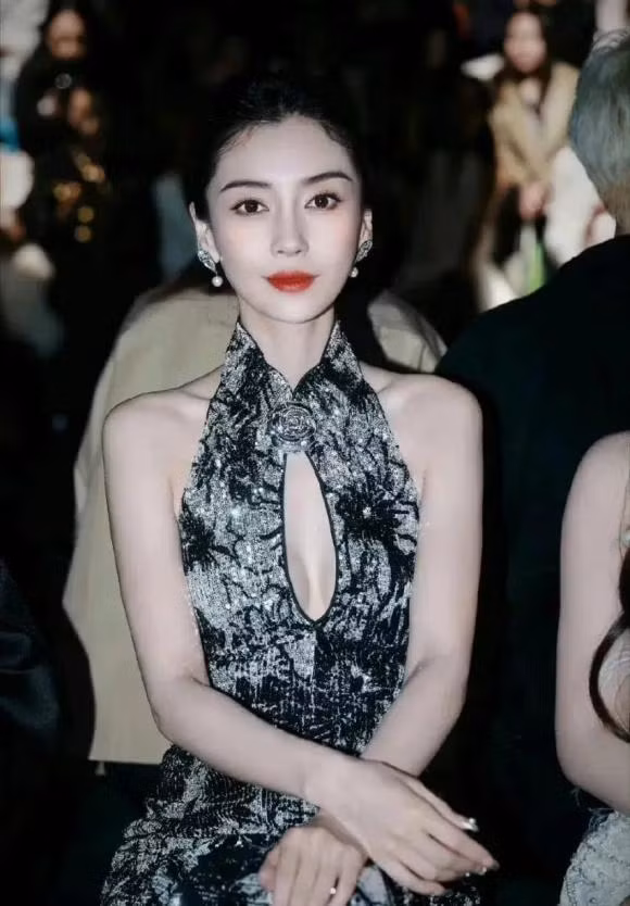 Khi đó, Angelababy đã bị ống kính thợ săn ảnh ghi lại rất nhiều về đời thường. Nữ diễn viên cũng có những bức ảnh cũ mà cô muốn xóa nhất.