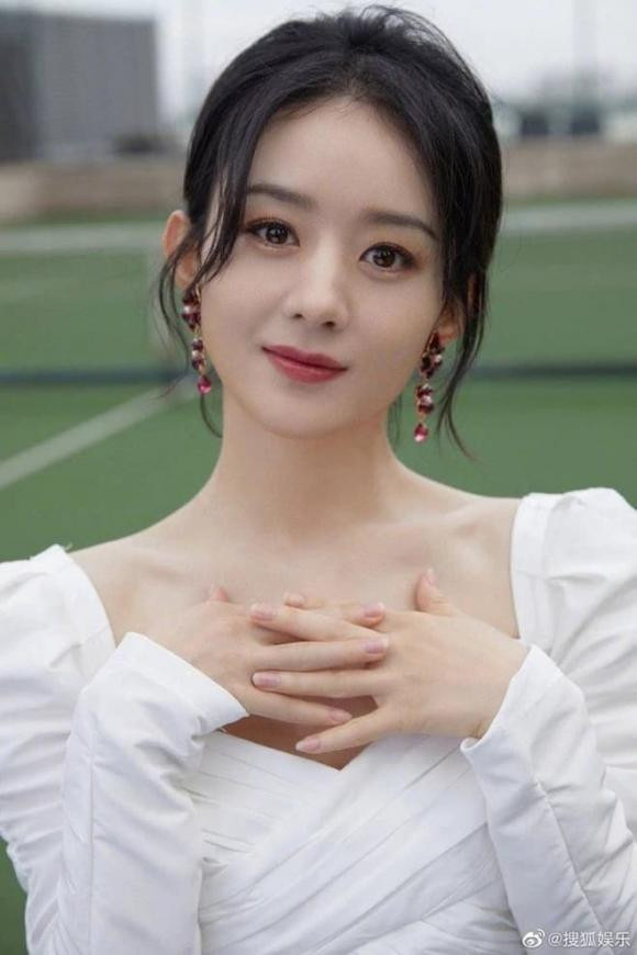  6. Triệu Lệ Dĩnh: Cuộc đời của Triệu Lệ Dĩnh có thể coi là một câu chuyện đầy cảm hứng. Cô đã làm việc rất chăm chỉ và được mọi người ghi nhận. Với khuôn mặt nhỏ, đường nét thanh thoát, nữ diễn viên luôn được khen rất nhiều trước nhan sắc nhẹ nhàng, ngây thơ.