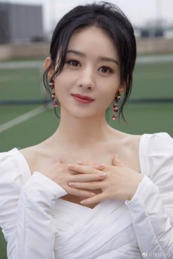  6. Triệu Lệ Dĩnh: Cuộc đời của Triệu Lệ Dĩnh có thể coi là một câu chuyện đầy cảm hứng. Cô đã làm việc rất chăm chỉ và được mọi người ghi nhận. Với khuôn mặt nhỏ, đường nét thanh thoát, nữ diễn viên luôn được khen rất nhiều trước nhan sắc nhẹ nhàng, ngây thơ.