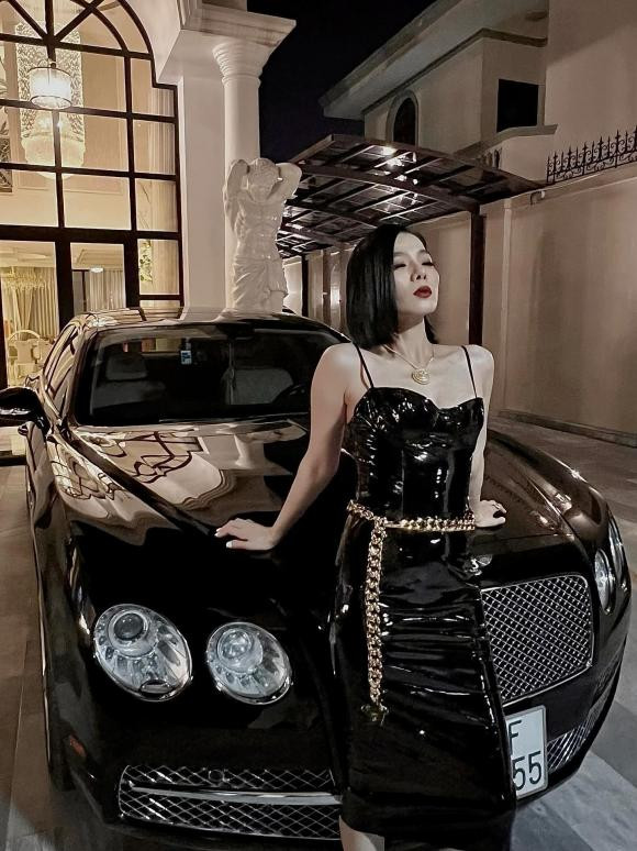 Tuy nhiên, chiếm spotlight lại chính là căn nhà cực xịn xò của Lệ Quyên khiến nhiều người choáng ngợp. Dù chỉ là góc bên ngoài, song nữ ca sĩ đã gây sốt với màn flex khéo không gian sống đẳng cấp, xế hộp tiền tỷ giúp cô toát lên sự giàu có khó ai sánh bằng. Ngay sau khi đăng tải, loạt ảnh của nữ hoàng phòng trà đã nhận được sự quan tâm rất lớn từ phía cộng đồng mạng.