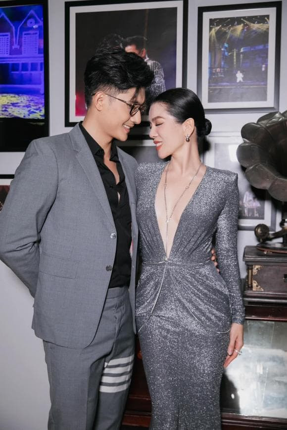 Ở thời điểm hiện tại, Lệ Quyên đang là nữ ca sĩ xinh đẹp và giàu có nhất nhì Vbiz. Sau khi quyết định công khai chuyện yêu đương của mình và tình trẻ, Lệ Quyên và bạn trai kém 12 tuổi Lâm Bảo Châu đã trở thành một trong những cặp đôi nổi tiếng và được quan tâm nhất nhì Vbiz. Có thể thấy, từ ngày được nạp vitamin tình yêu, nữ ca sĩ ngày càng xinh đẹp và trẻ trung. Ở thời điểm hiện tại, cuộc sống tình cảm của cả hai được nhiều người ngưỡng mộ.