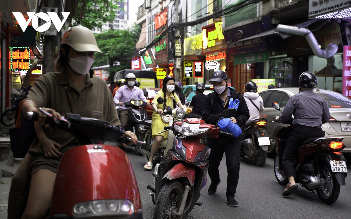 Ngay cả việc dừng lại để nhặt đồ làm rơi trên đường, nếu không dừng xe đúng quy định cũng có thể gây nên tình trạng ùn ứ tạm thời vào những giờ cao điểm.