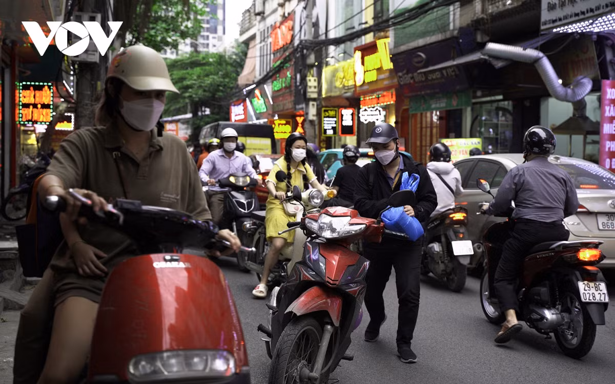 Ngay cả việc dừng lại để nhặt đồ làm rơi trên đường, nếu không dừng xe đúng quy định cũng có thể gây nên tình trạng ùn ứ tạm thời vào những giờ cao điểm.