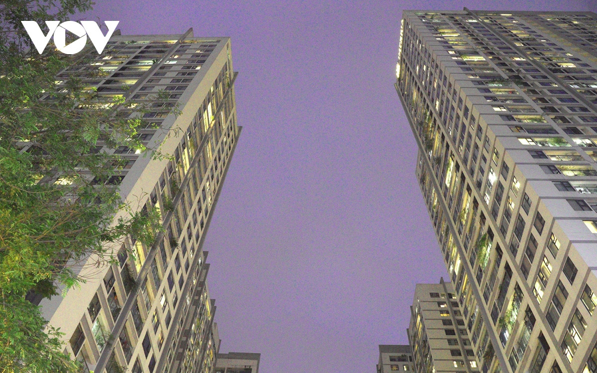 Bên cạnh đó, tuyến đường này đang phải “gánh” hàng chục tòa nhà chung cư cao tầng kéo theo nhu cầu đi lại lớn khiến tình trạng ùn tắc càng thêm nghiêm trọng.