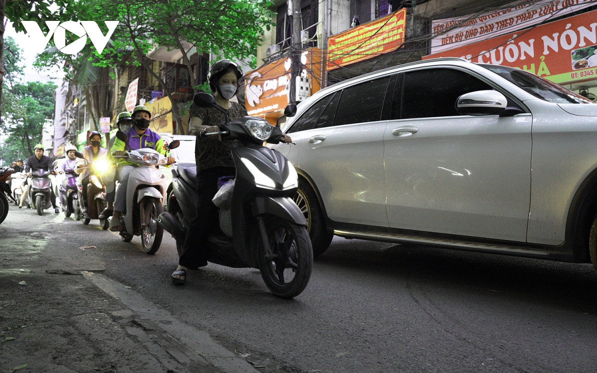 Mặt đường chỉ rộng khoảng 7m trong khi mật độ dân cư dọc tuyến đường này rất lớn, đông đúc phương tiện lưu thông qua lại hàng ngày.