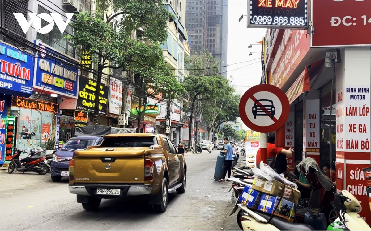 Xe ô tô cá nhân vẫn ngang nhiên đi vào dù đã có biển cấm xe ô tô (xe bus được phép hoạt động).