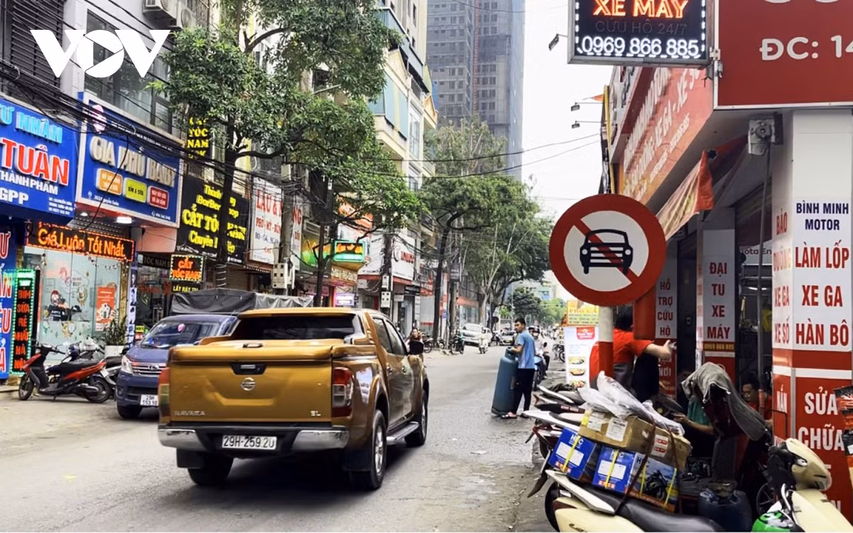 Xe ô tô cá nhân vẫn ngang nhiên đi vào dù đã có biển cấm xe ô tô (xe bus được phép hoạt động).