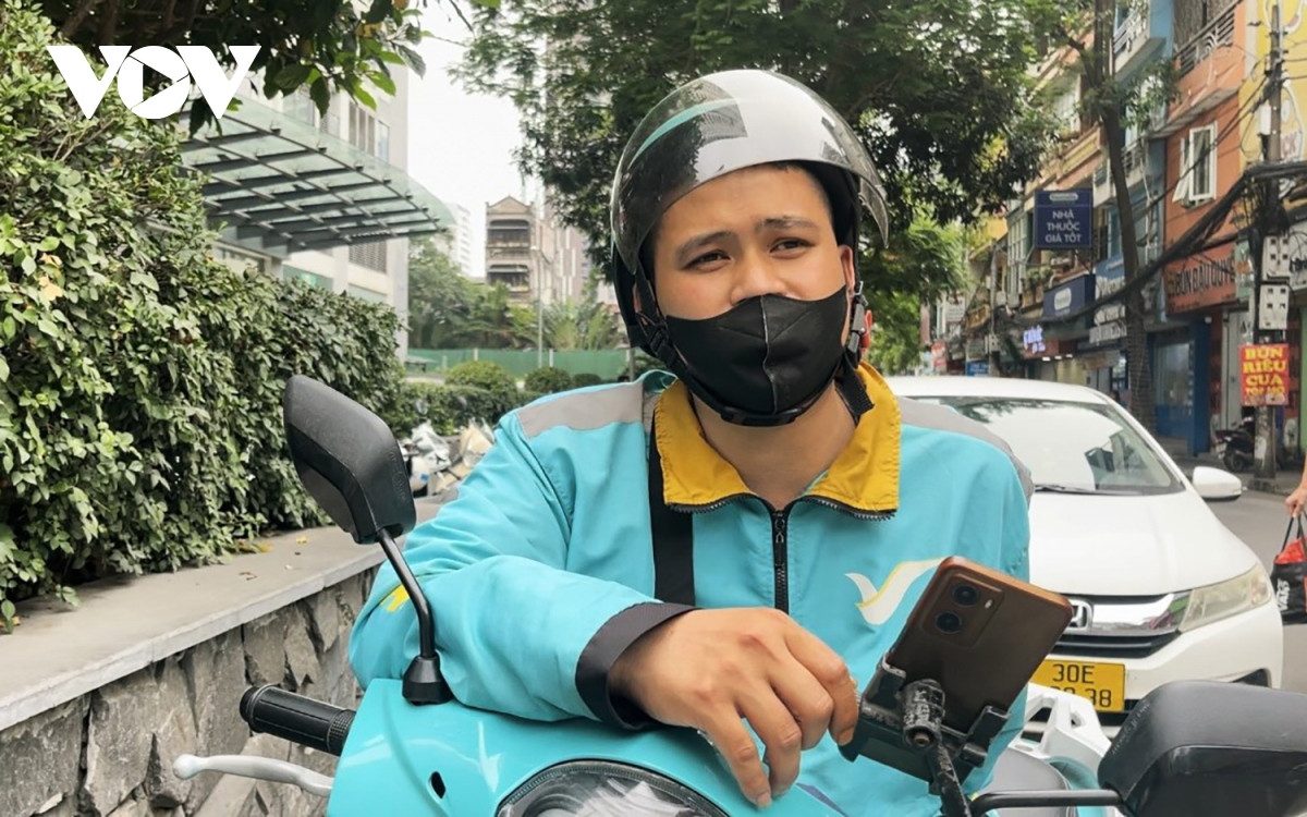 Là một lái xe ôm công nghệ, thường xuyên chở khách qua đoạn đường này, anh Nguyễn Văn Tuấn (Hà Nội) đều cảm thấy “sợ hãi” vì tình trạng tắc đường kéo dài: “Nhiều khi tắc không đi được, bình thường tầm 15 - 20 phút là xong một đơn, nhưng vào đón chở khách ở đây phải mất tầm 40 phút cho đến 1 tiếng, phải gấp đôi giờ bình thường, đi vào đây khó chịu, cứ chiều tối là không muốn vào".