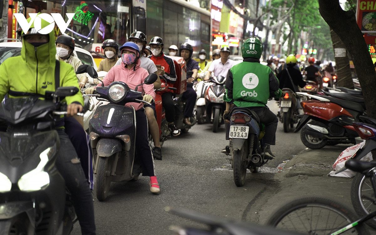 Theo ghi nhận, vào hai khung giờ cao điểm của buổi sáng và chiều khi mọi người tan tầm, trở về nhà sau một ngày dài, đoạn đường nhỏ, hẹp, nhiều phương tiện thường lấn làn, chen chúc để có thể nhanh chóng thoát ra được khu vực tắc dài này.