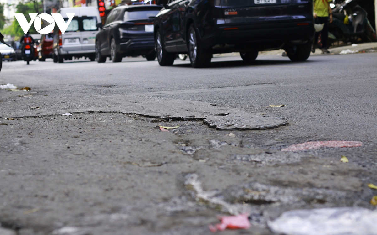 Không chỉ vậy, mật độ di chuyển cao khiến cho một số đoạn đường ở khu vực ngày càng xuống cấp.