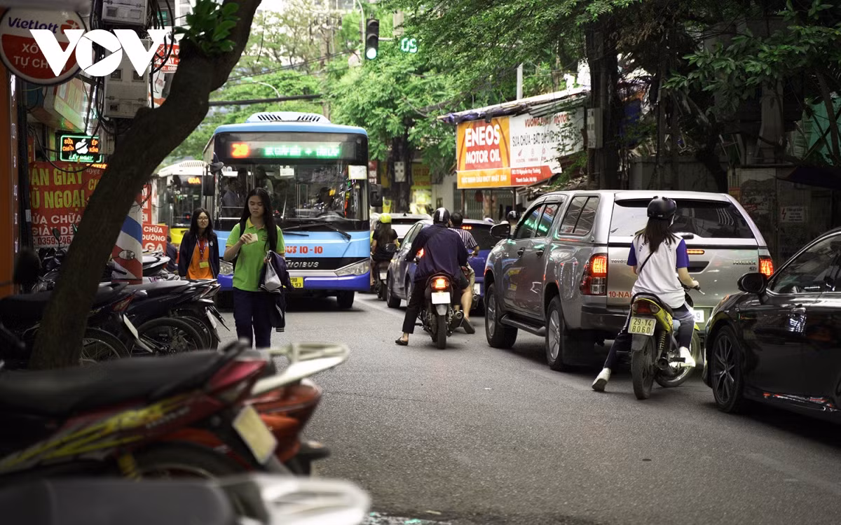 Con đường này vừa đủ cho 2 ôtô, khi có các phương tiện lớn như xe buýt đi qua cùng lúc, việc di chuyển khó khăn điều không thể tránh khỏi.