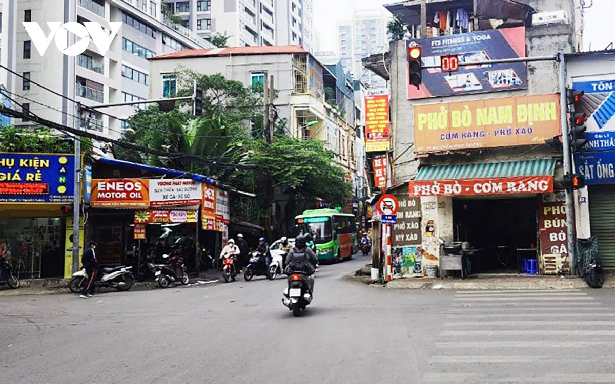 Ngược lại, từ đoạn ngõ 162 Nguyễn Tuân đến ngã tư nút giao với đường Nguyễn Huy Tưởng luôn trong tình trạng ùn tắc cục bộ vào những giờ cao điểm, đặc biệt là những ngày mưa.