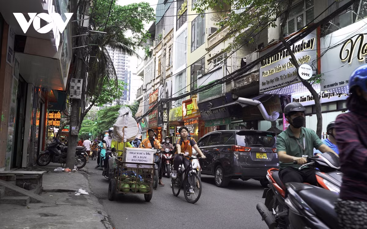 Người dân sống và làm việc quanh khu vực này mong chờ tuyến đường được mở rộng vào năm 2024 sẽ giải quyết được "điểm đen" về giao thông.