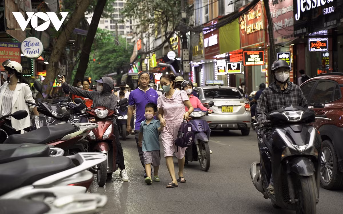 Điều này khiến cho người dân đi bộ di chuyển khó khăn, phải đi dưới lòng đường, tiềm ẩn nhiều nguy cơ nguy hiểm đối với một đoạn đường có mật độ di chuyển cao như vậy.