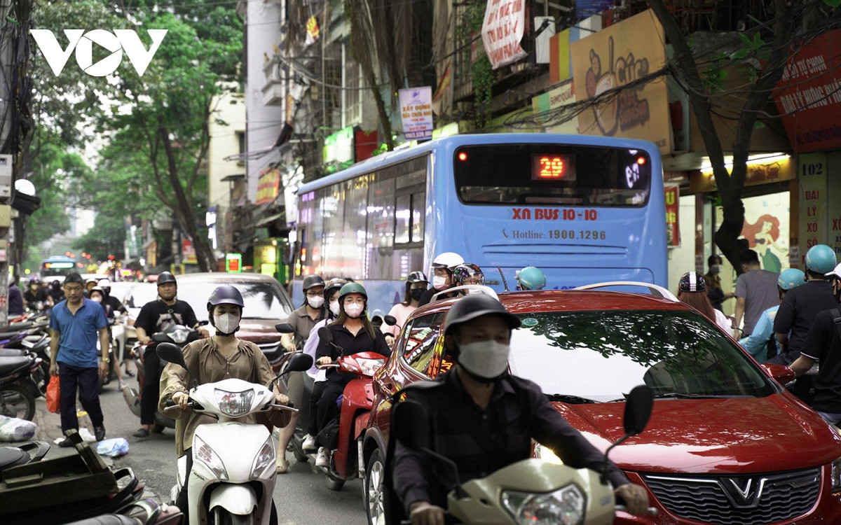 Tuyến đường Nguyễn Tuân có hình dạng hẹp, nhiều hàng quán, lưu lượng xe lớn dẫn đến tình trạng ùn tắc giao thông thường xuyên.