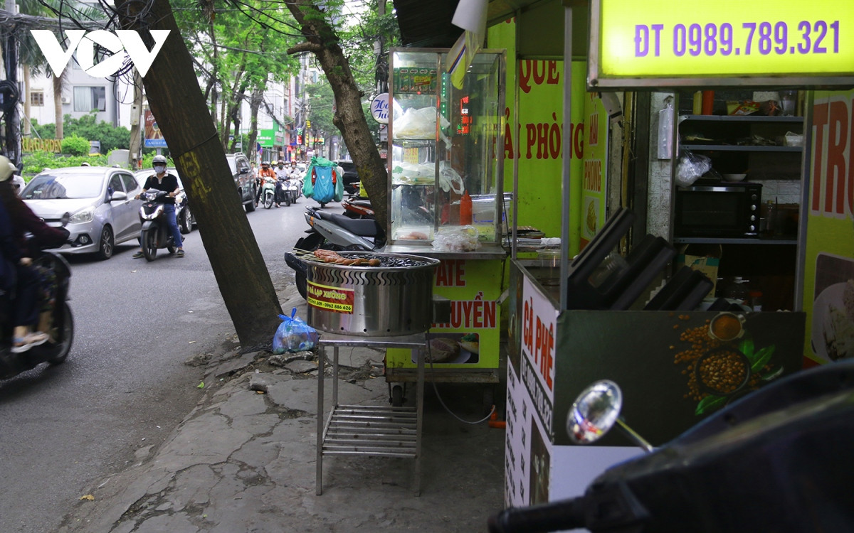 Dọc theo tuyến phố Nguyễn Tuân (khu vực chưa được mở rộng), nhiều đoạn vỉa hè bị các cơ sở kinh doanh mặt đường chiếm dụng làm nơi buôn bán, để xe.