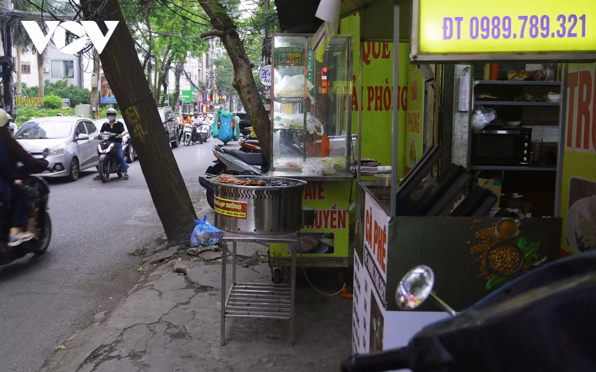 Dọc theo tuyến phố Nguyễn Tuân (khu vực chưa được mở rộng), nhiều đoạn vỉa hè bị các cơ sở kinh doanh mặt đường chiếm dụng làm nơi buôn bán, để xe.