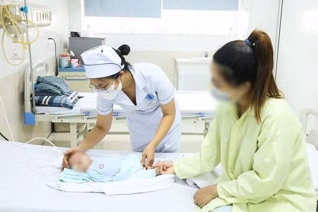 Tinh hinh suc khoe cua be trai so sinh bi sac sua