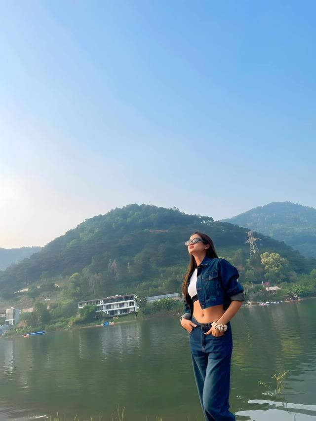 rái ngược với hình ảnh nóng bỏng trên sân khấu, ngoài đời Vũ Hiền chuộng phong cách thời trang thoải mái, năng động và cá tính.