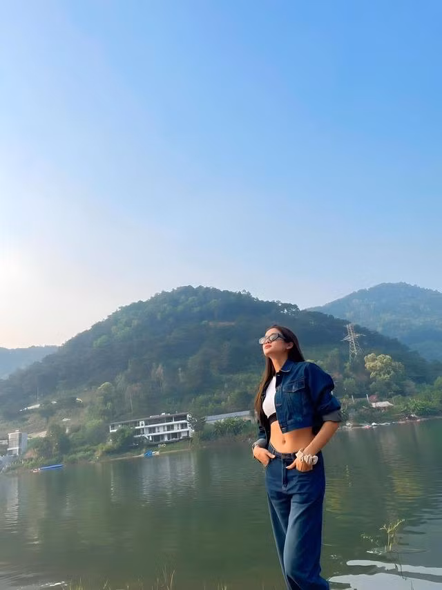 Trái ngược với hình ảnh nóng bỏng trên sân khấu, ngoài đời Vũ Hiền chuộng phong cách thời trang thoải mái, năng động và cá tính.