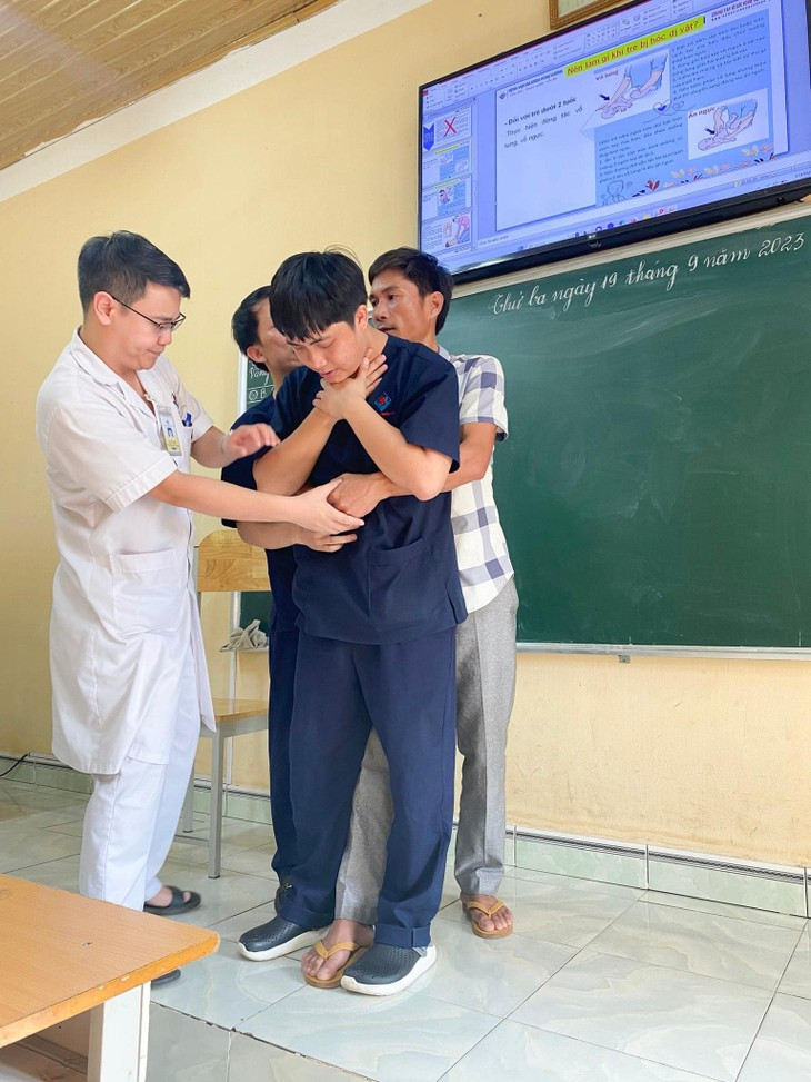 Cach xu ly kip thoi khi tre bi hoc di vat ngay tet-Hinh-4