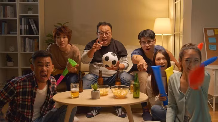 Bi kip bao ve gan khi thuc khuya nhau xem bong da