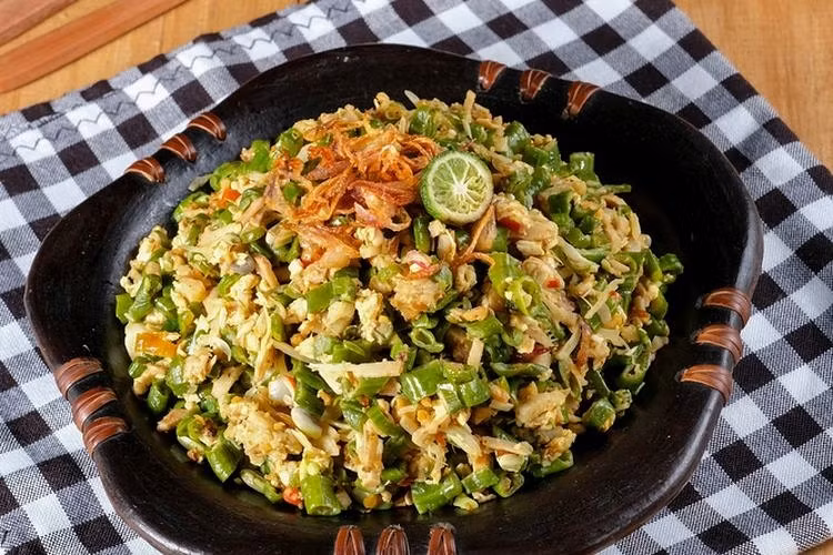  Món Lawar: Lawar là một món ăn truyền thống của Bali, mang đến hương vị độc đáo với thịt gà, vịt hoặc thịt lợn băm, kết hợp tỉ mỉ với rau, dừa vụn và sự pha trộn riêng biệt của các loại gia vị. Nó thường được phục vụ như một phần của món nasi campur (cơm trộn) hoặc nasi ayam (cơm gà). Nguồn: Tempo