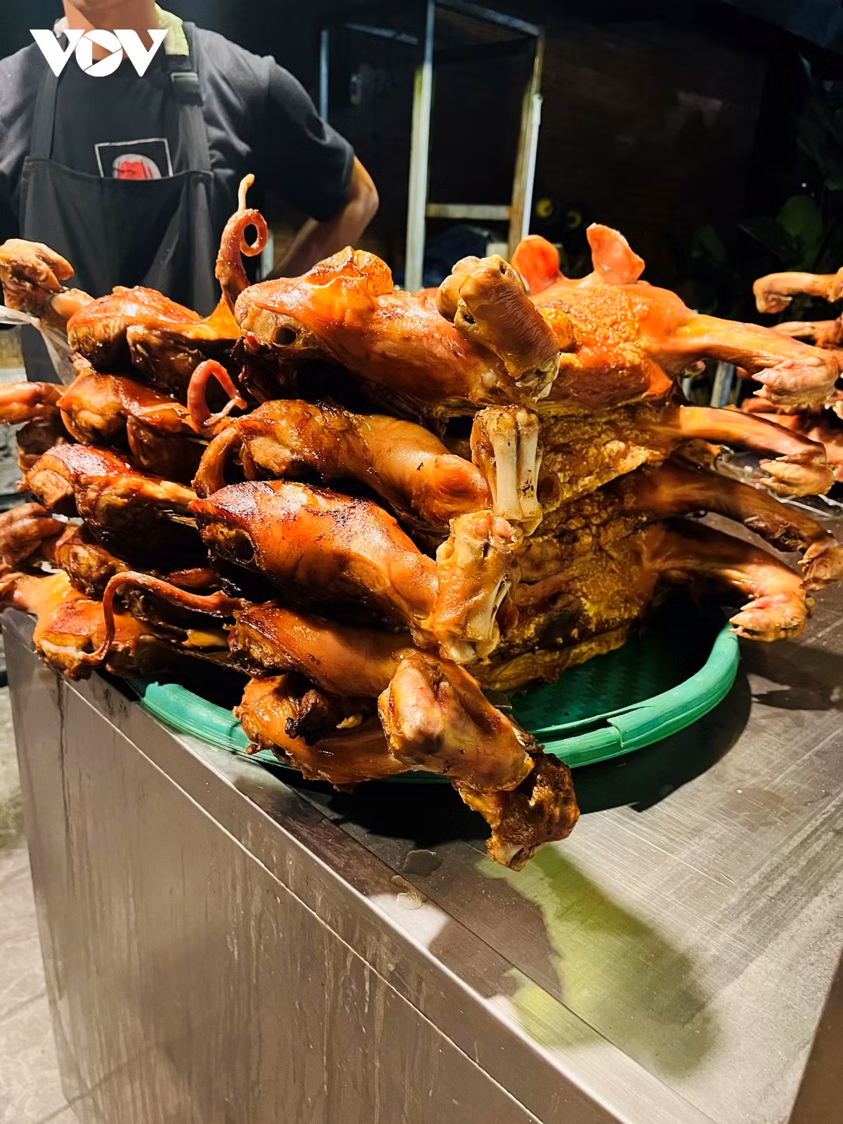  Món Babi Guling (Lợn sữa): Đúng như tên gọi, món ăn này có heo sữa quay ướp gia vị truyền thống của địa phương. Một phần ăn thường bao gồm cơm, nội tạng, rau diếp, tương ớt, một loại "nước sốt siêu ngon" đặc biệt và điểm nhấn của món ăn là da heo giòn. Các địa điểm nên thử món ăn này bao gồm Babi Guling Pak Malen, Babi Guling Ibu Oka và Babi Guling Pak Dobiel.