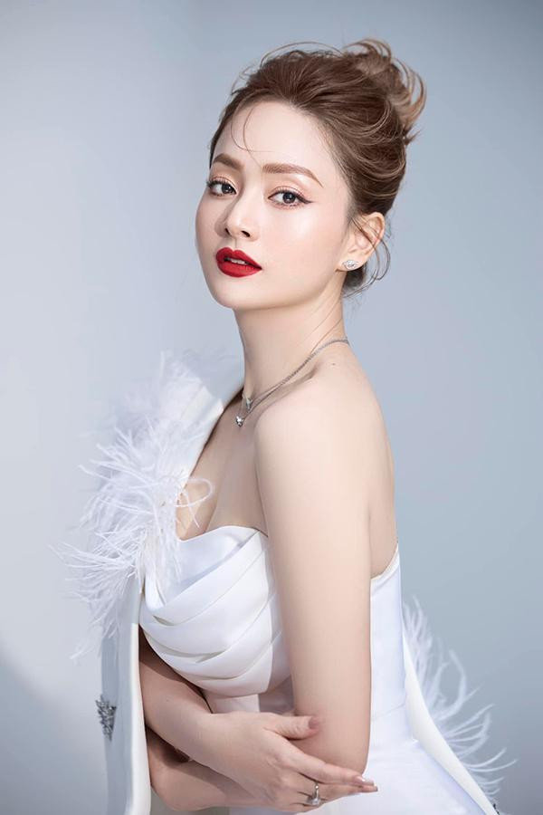 ù lại, cô uống nhiều nước mỗi ngày và uống thêm trà xanh để giải độc cơ thể. Người đẹp 33 tuổi cho biết, cô tự tập gym tại phòng tập gần nhà bằng nhiều bài tập với bóng và tự nghiên cứu trên mạng. Mỗi ngày, Lan Phương tập từ 1-2 tiếng. Ngoài ra, cô còn tập thêm bộ môn bơi lội và yoga khi có thời gian rảnh rỗi.