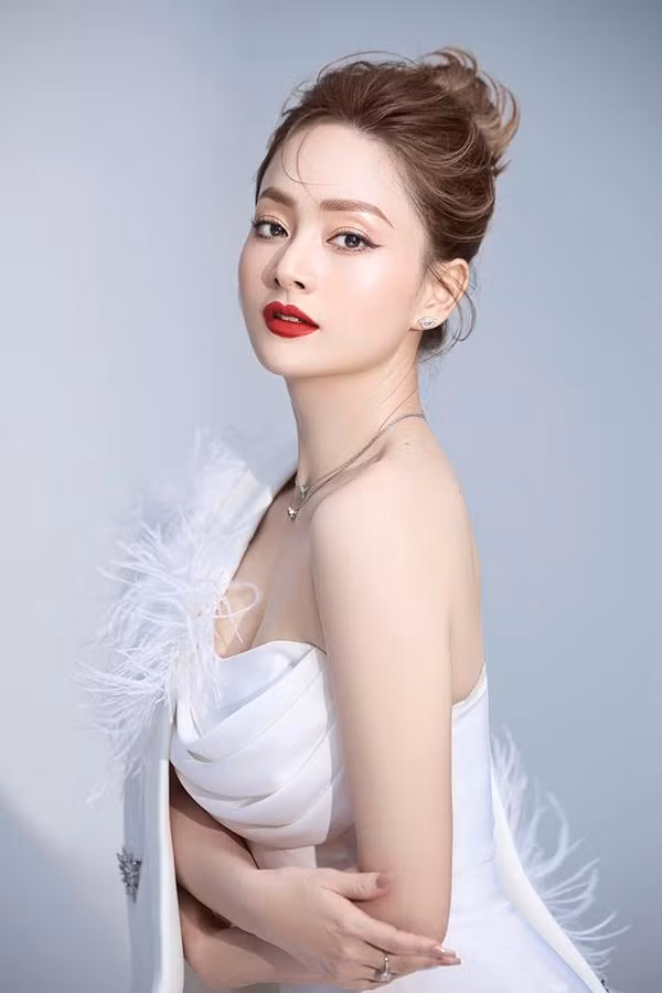 Bù lại, cô uống nhiều nước mỗi ngày và uống thêm trà xanh để giải độc cơ thể. Người đẹp 33 tuổi cho biết, cô tự tập gym tại phòng tập gần nhà bằng nhiều bài tập với bóng và tự nghiên cứu trên mạng. Mỗi ngày, Lan Phương tập từ 1-2 tiếng. Ngoài ra, cô còn tập thêm bộ môn bơi lội và yoga khi có thời gian rảnh rỗi.