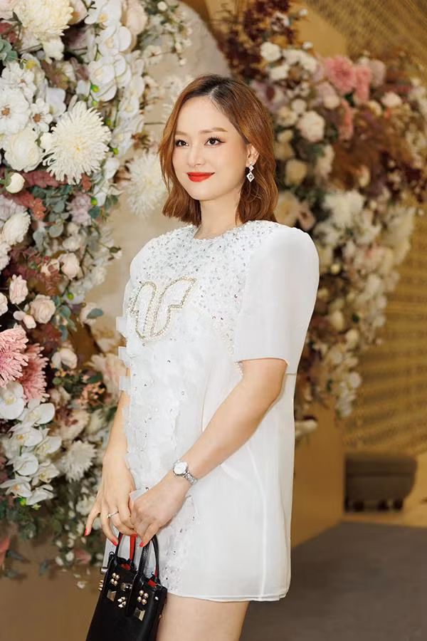 Buổi sáng, diễn viên Lan Phương luôn uống hỗn hợp chanh mật ong để thanh lọc cơ thể. Cô không ăn kiêng và đặc biệt là chưa từ bỏ được thói quen ăn ngọt. Điều này tuy không tốt cho cả dáng và da nhưng nữ diễn viên vẫn chưa bỏ được thói quen này.