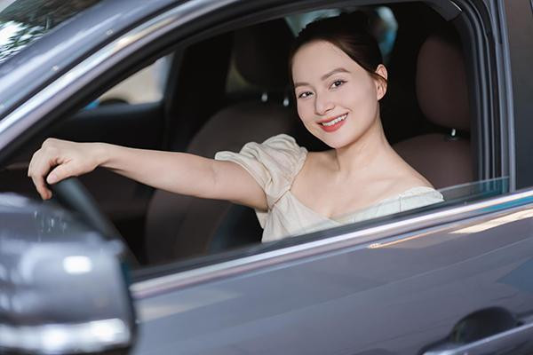 ối với cô, dầu dừa đem lại hiệu quả khi áp dụng tẩy trang và thay cho một lớp kem dưỡng. Ngoài ra, nữ diễn viên còn chú trọng đến việc sử dụng lớp chống nắng mỗi khi có cảnh quay ngoài trời hoặc để da trực tiếp tiếp xúc với ánh nắng. Mỗi ngày, Lan Phương thoa dầu dừa lên da, matxa khoảng 20 phút cho dầu dừa thẩm thấu vào da và khô lại. Sau đó, cô thoa kem chống nắng và bắt đầu trang điểm.