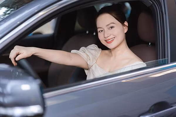 Đối với cô, dầu dừa đem lại hiệu quả khi áp dụng tẩy trang và thay cho một lớp kem dưỡng. Ngoài ra, nữ diễn viên còn chú trọng đến việc sử dụng lớp chống nắng mỗi khi có cảnh quay ngoài trời hoặc để da trực tiếp tiếp xúc với ánh nắng. Mỗi ngày, Lan Phương thoa dầu dừa lên da, matxa khoảng 20 phút cho dầu dừa thẩm thấu vào da và khô lại. Sau đó, cô thoa kem chống nắng và bắt đầu trang điểm.